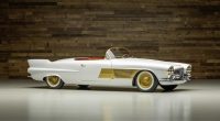 1953 Cadillac Elegante'nin beyaz gövdesi ve altın yan çıtaları