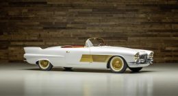1953 Cadillac Elegante'nin beyaz gövdesi ve altın yan çıtaları