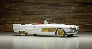 1953 Cadillac Elegante'nin beyaz gövdesi ve altın yan çıtaları