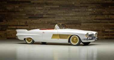 1953 Cadillac Elegante'nin beyaz gövdesi ve altın yan çıtaları