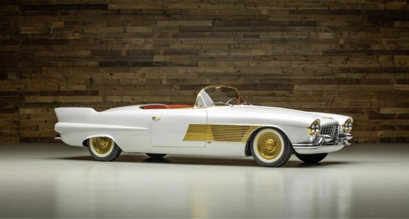 1953 Cadillac Elegante'nin beyaz gövdesi ve altın yan çıtaları