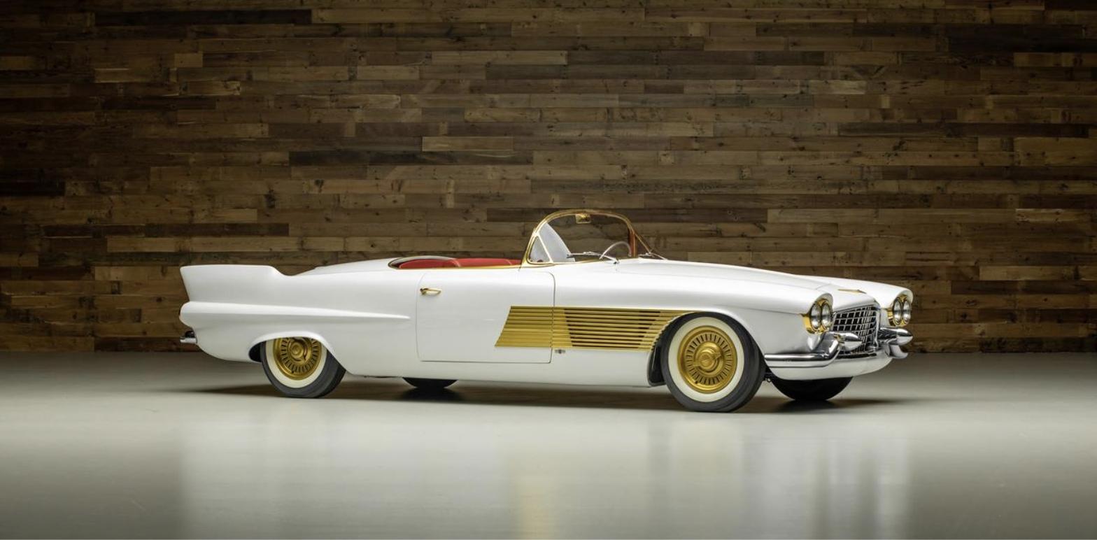 1953 Cadillac Elegante'nin beyaz gövdesi ve altın yan çıtaları