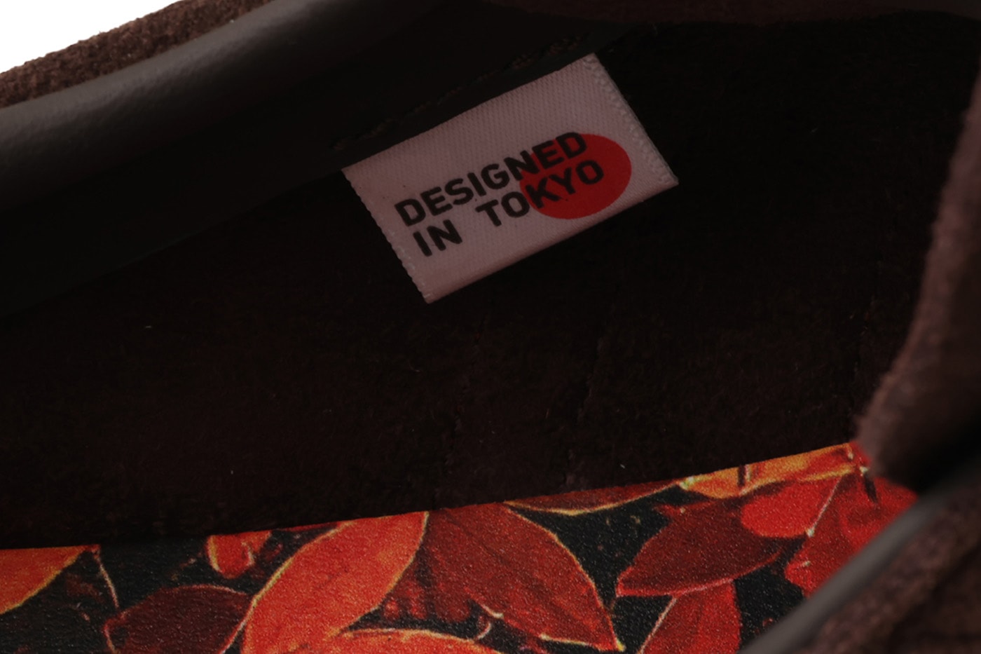 adidas Tobacco iç tabanındaki sonbahar yaprakları ve Designed in Tokyo etiketi