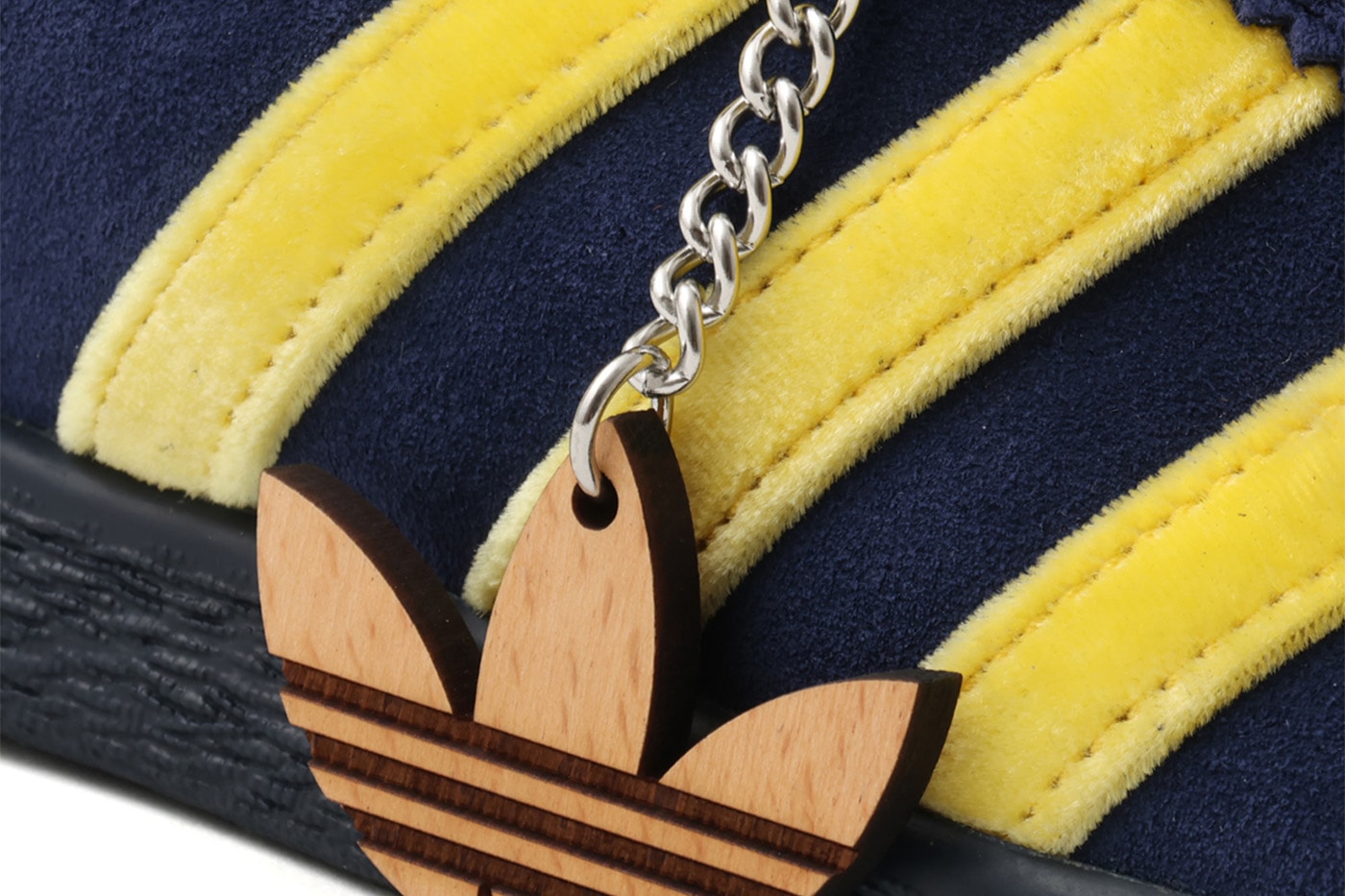 adidas Tobacco sarı kadife şeritler ve ahşap Trefoil charm