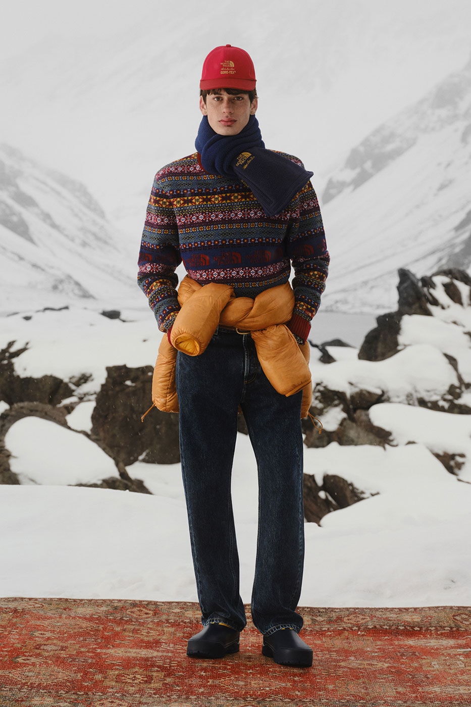 Fair Isle desenli kazak ve sarı eldivenler