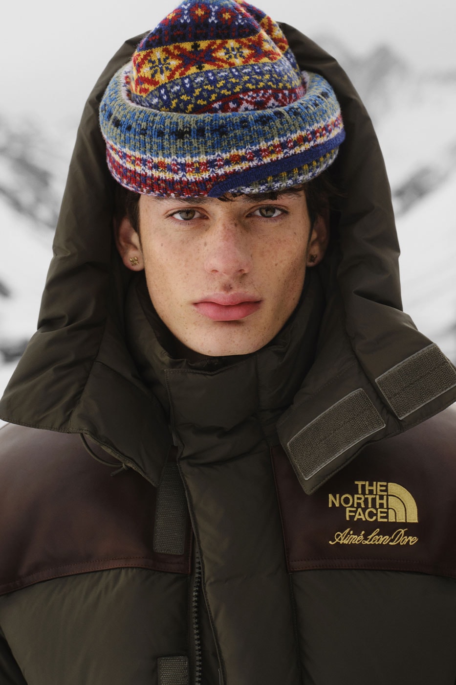 Nuptse montun yakasındaki The North Face ve Aime Leon Dore işlemesi