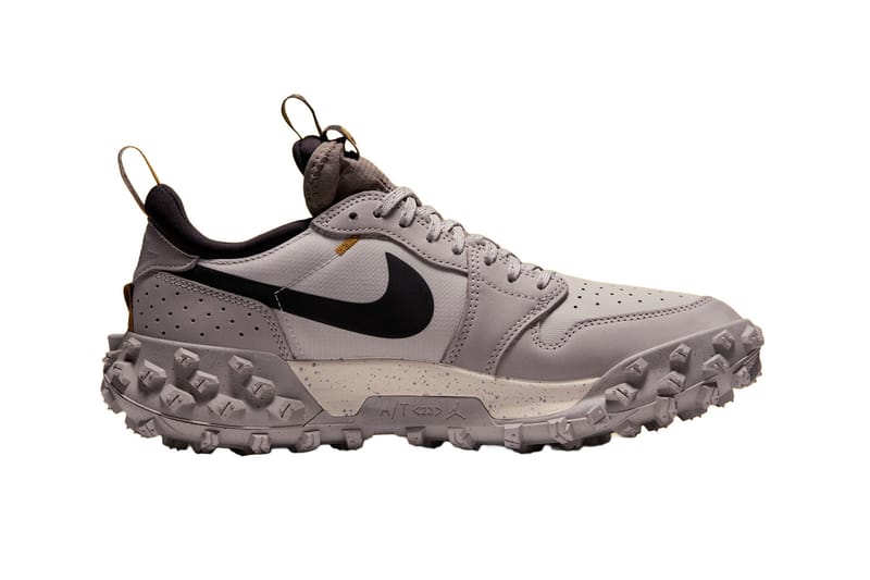 Delikli nubuk üst ve siyah Swoosh detayı yakın planda