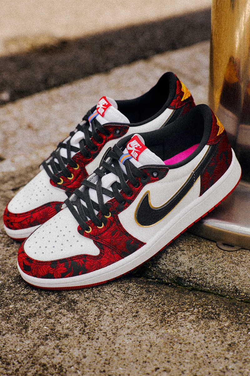 Kaldırımda duran çiçek desenli Air Jordan 1 Low çifti