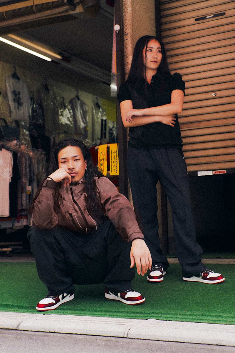 İki kişi dükkân önünde Air Jordan 1 Low ile poz veriyor