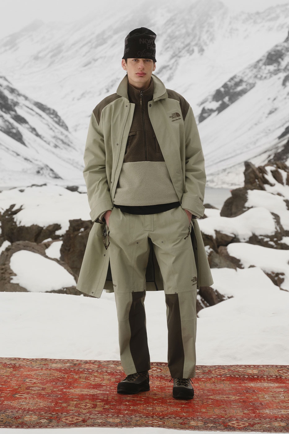 Bej GORE-TEX mont ve pantolon takımı