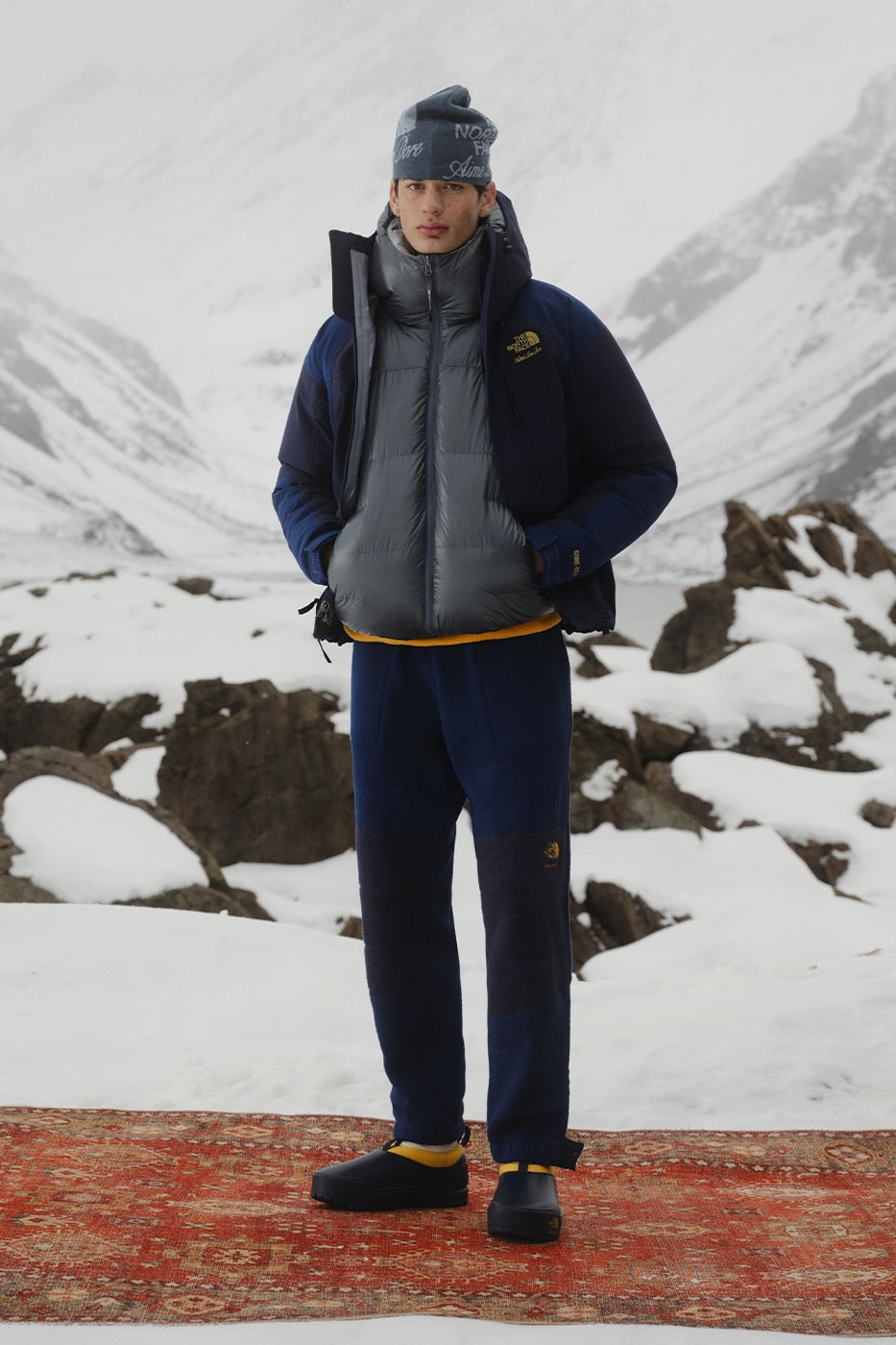 Gri mavi GORE-TEX mont ve lacivert kombin