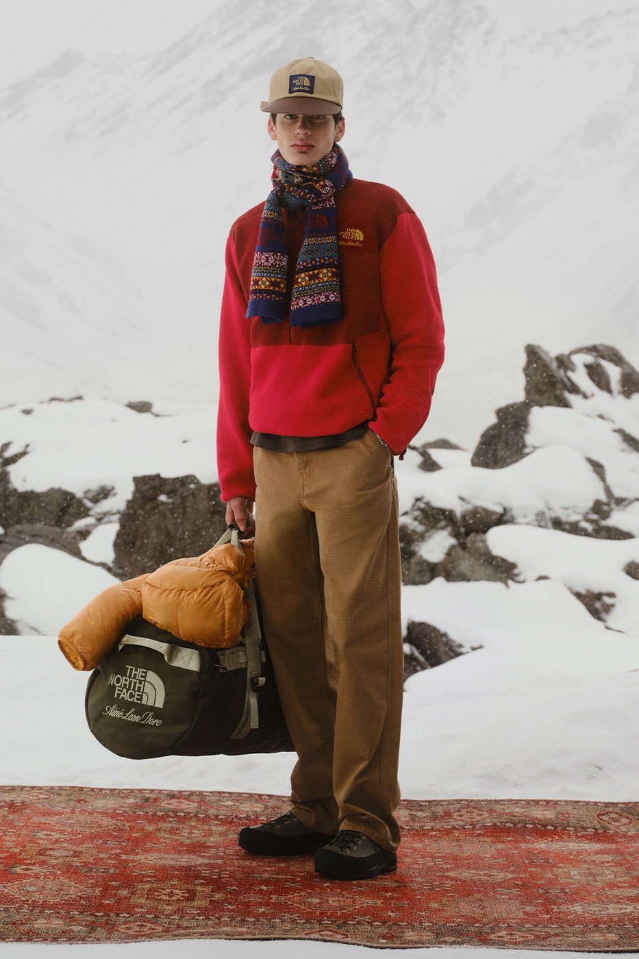 Aime Leon Dore koleksiyonundaki kırmızı Denali polar