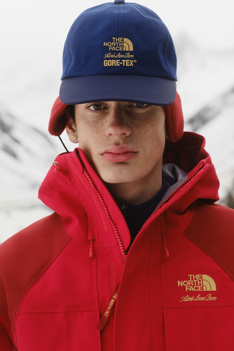 GORE-TEX logolu mavi şapka detayı