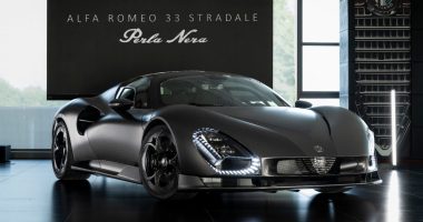 Museo Alfa Romeo'da sergilenen 33 Stradale Perla Nera