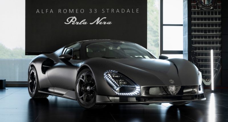 Museo Alfa Romeo'da sergilenen 33 Stradale Perla Nera