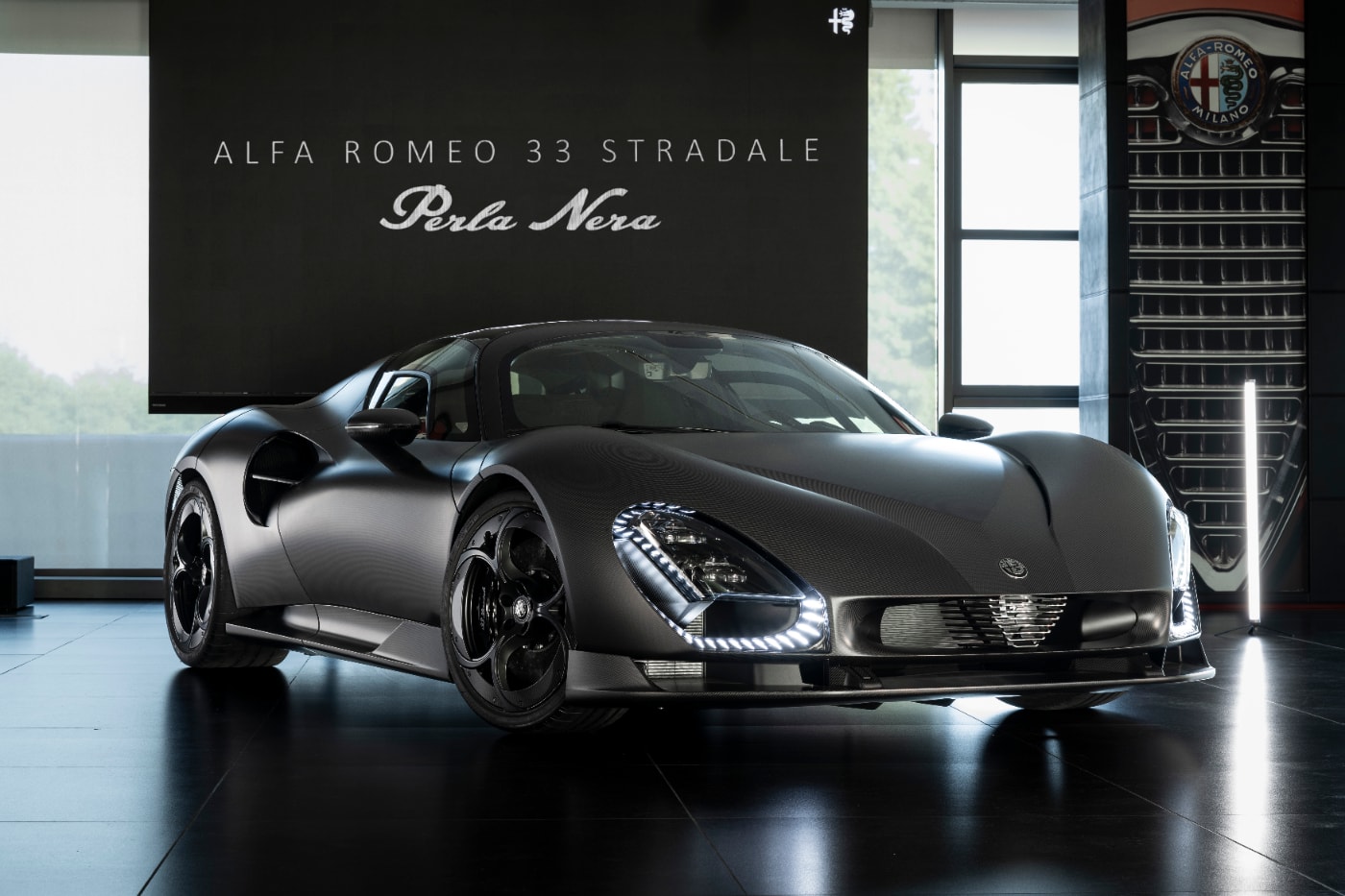 Museo Alfa Romeo'da sergilenen 33 Stradale Perla Nera