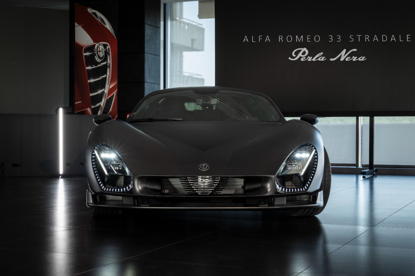 33 Stradale Perla Nera önden, arka duvarda model adı