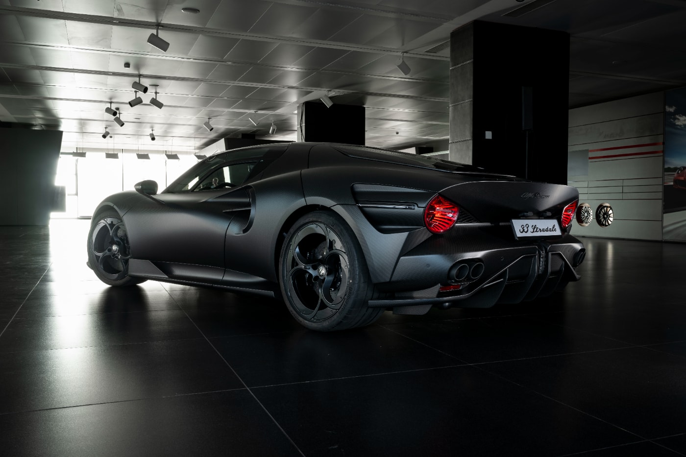 Mat siyah karbon fiber gövdeli Alfa Romeo süper otomobil