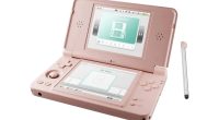 Pembe renkli Anbernic RG DS Plus konsolu ve kalemi