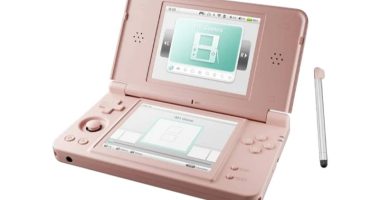 Pembe renkli Anbernic RG DS Plus konsolu ve kalemi