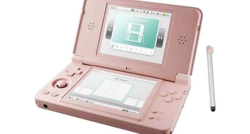 Pembe renkli Anbernic RG DS Plus konsolu ve kalemi