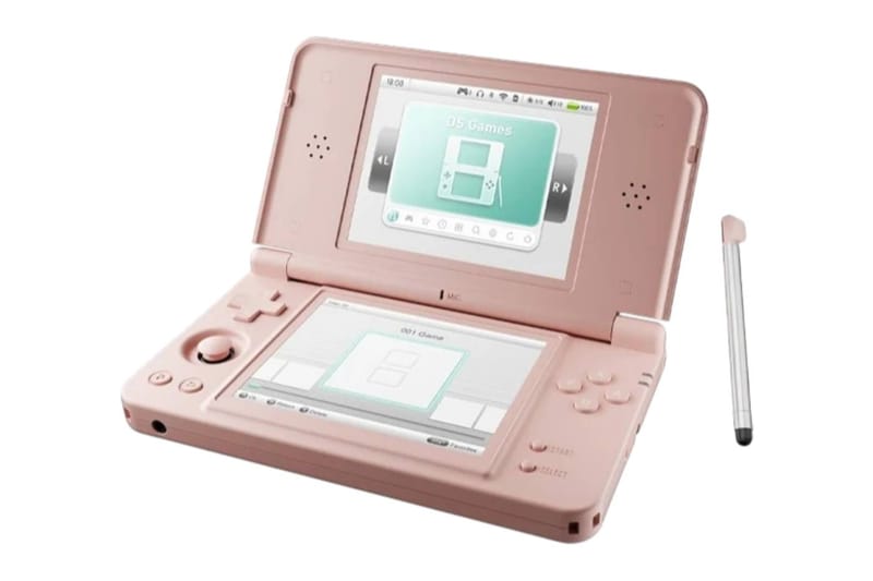 Pembe renkli Anbernic RG DS Plus konsolu ve kalemi