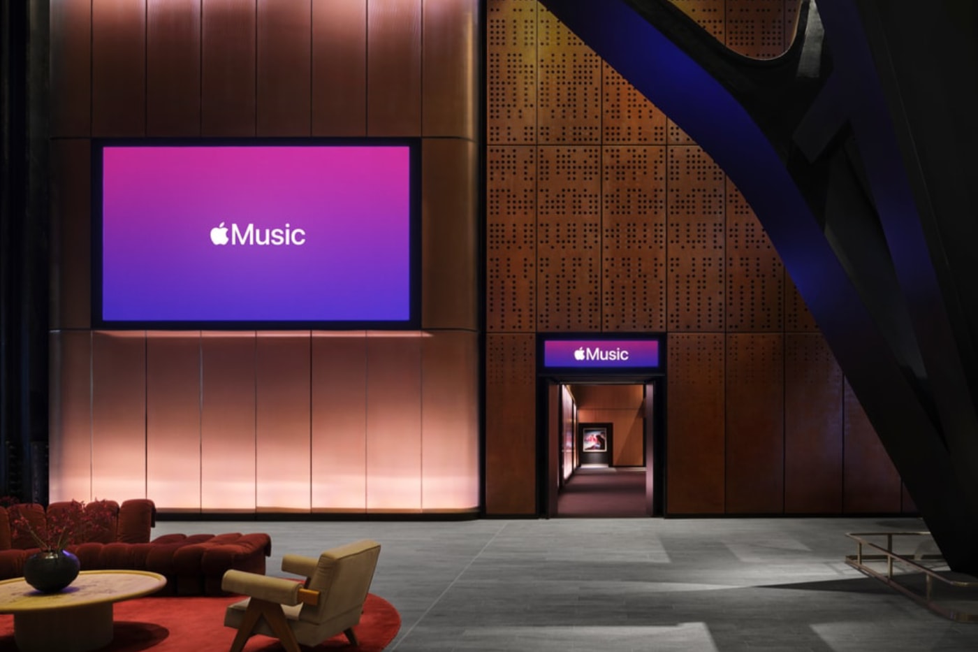 Mekânın girişinde Apple Music logolu dev ekran