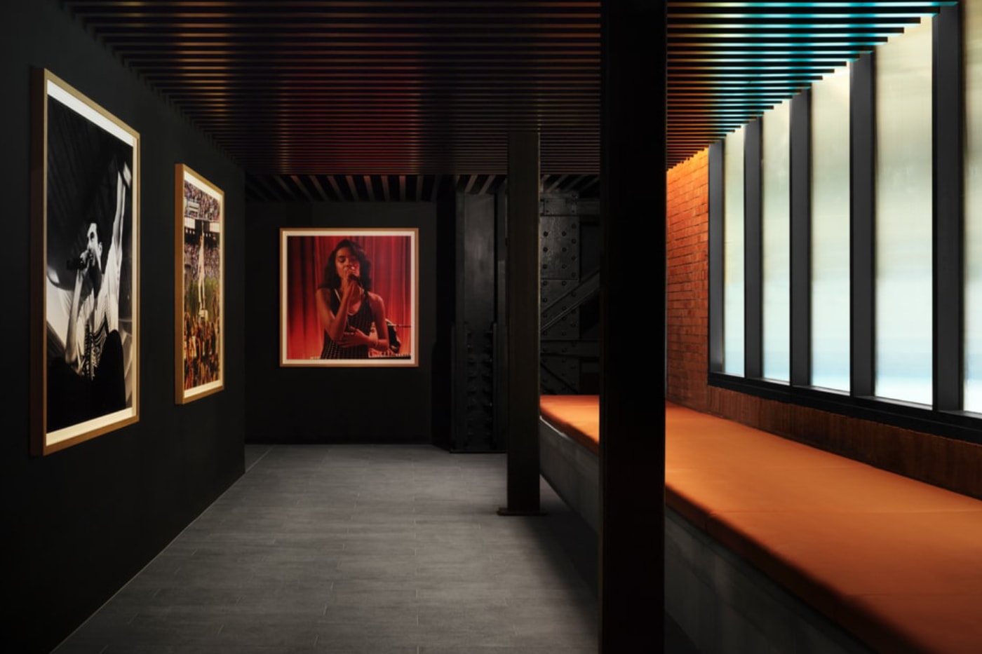 Apple Music Hall koridorunda asılı müzisyen portreleri