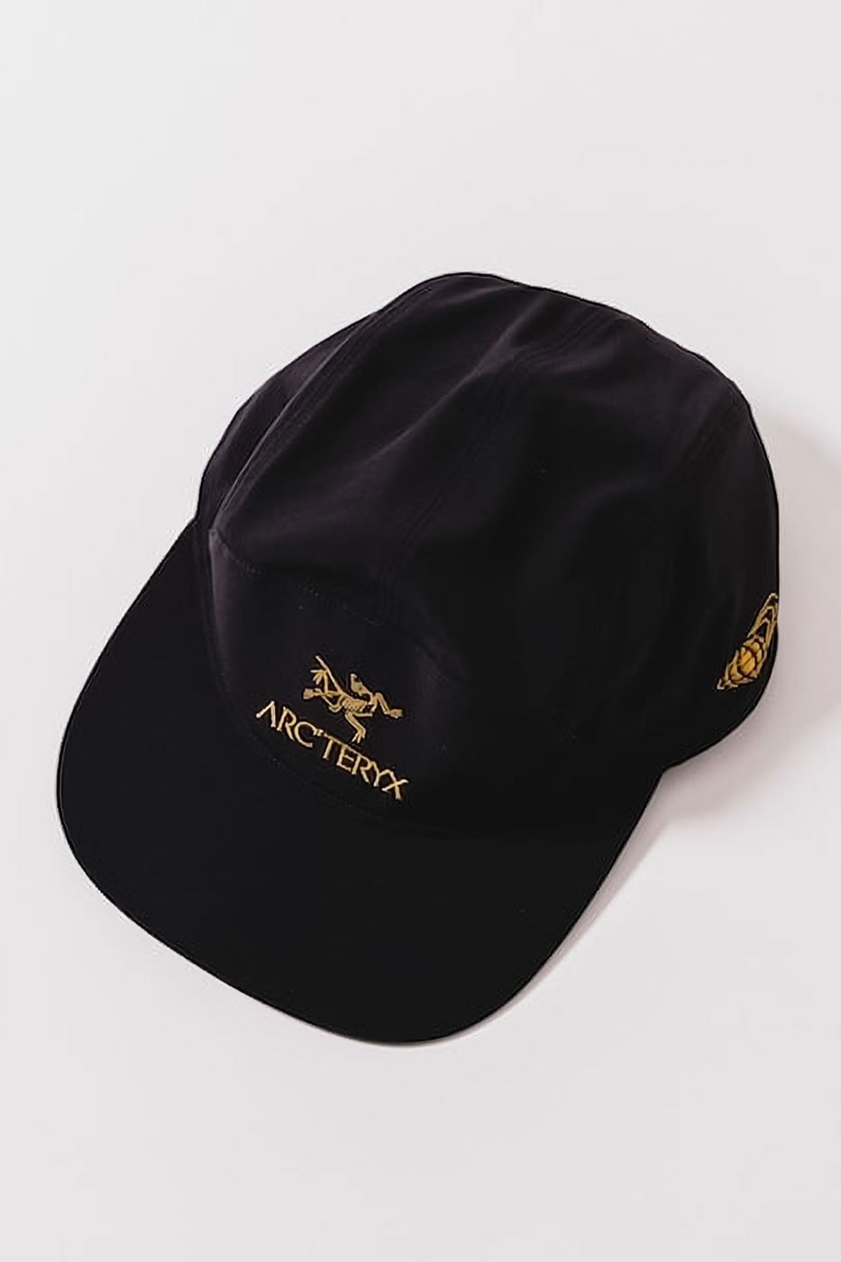 Siyah Gamma 5 panel şapka ve altın logo