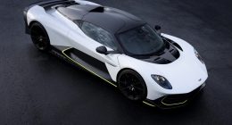 Aston Martin Valhalla coupe açılı görünüm ve sarı şerit detayı
