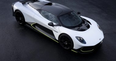 Aston Martin Valhalla coupe açılı görünüm ve sarı şerit detayı