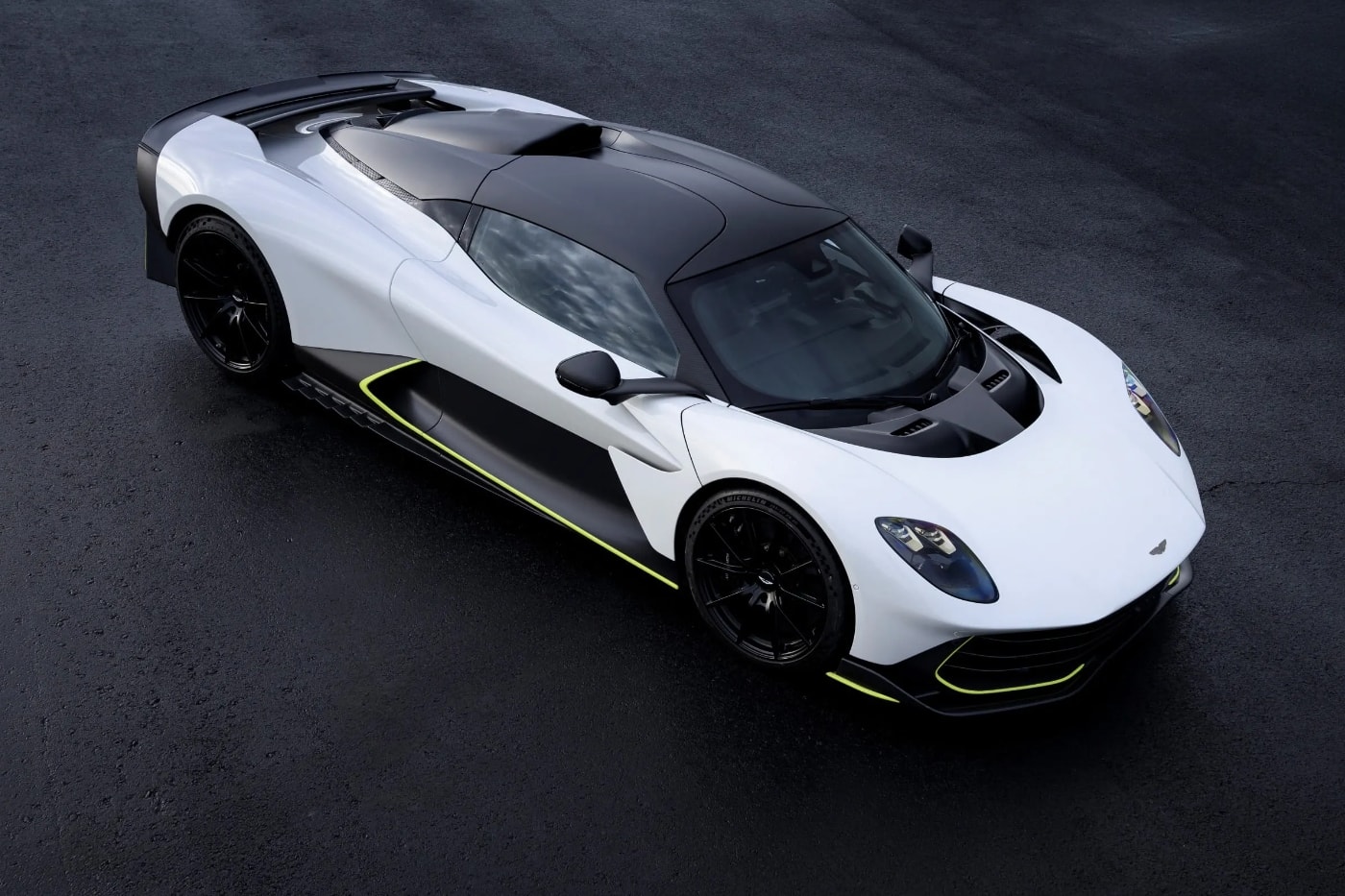 Aston Martin Valhalla coupe açılı görünüm ve sarı şerit detayı