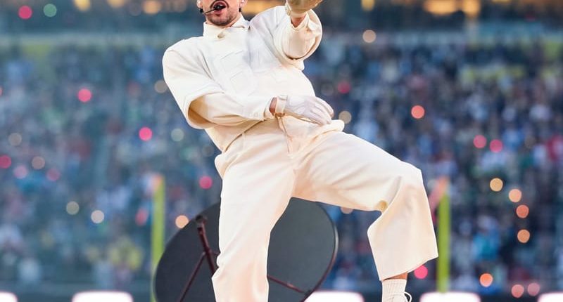Bad Bunny Super Bowl devre arası şovunda sahnede