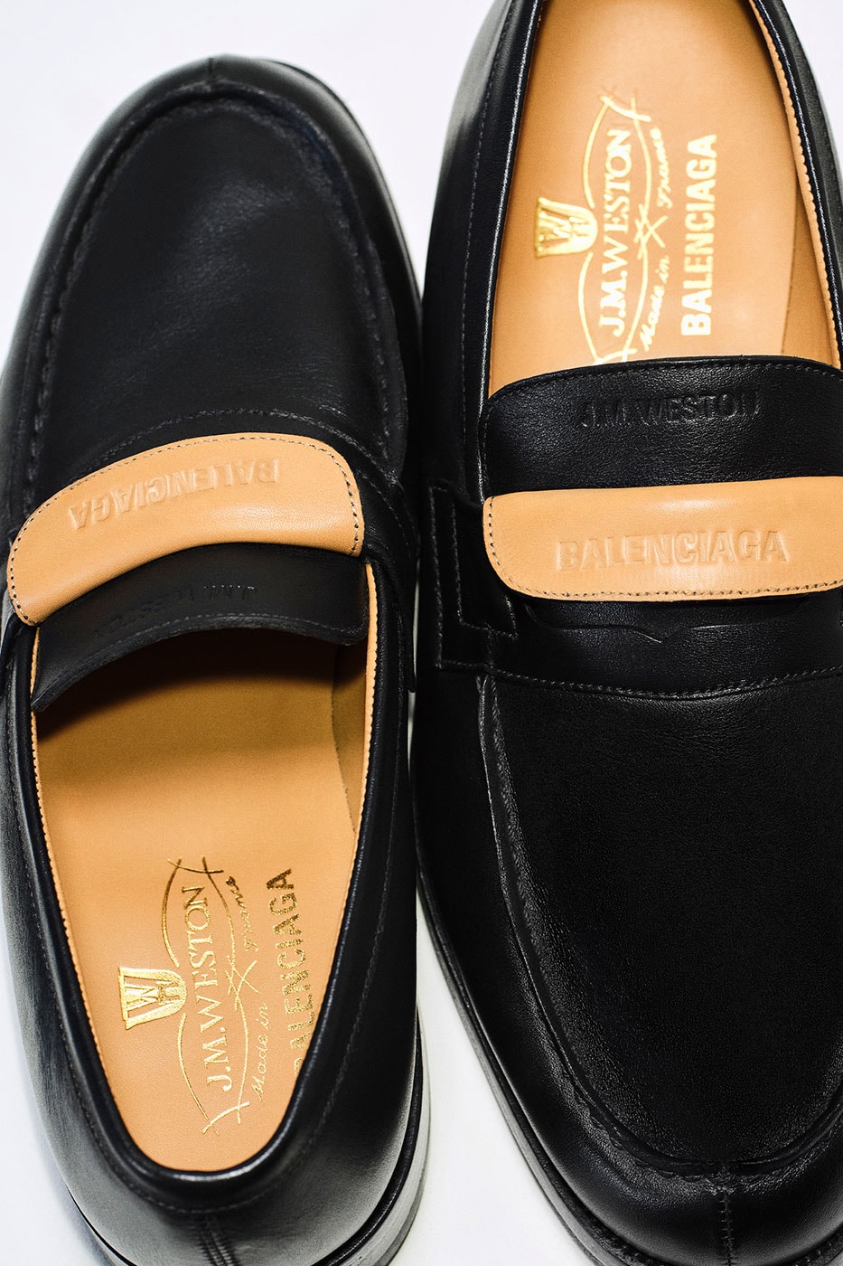 Loafer dilindeki kabartma marka logoları