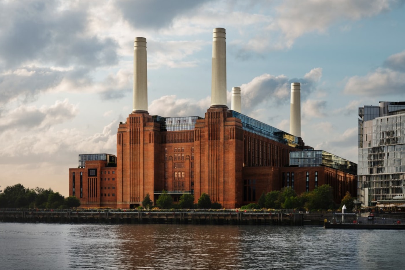 Battersea Power Station’ın Thames Nehri tarafından görünümü