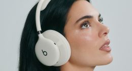 Bulut Beyazı renkli Beats 360 kulaklığı takan model