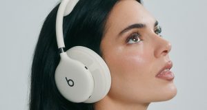 Bulut Beyazı renkli Beats 360 kulaklığı takan model