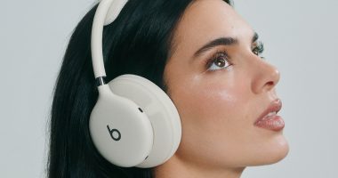 Bulut Beyazı renkli Beats 360 kulaklığı takan model