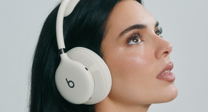 Bulut Beyazı renkli Beats 360 kulaklığı takan model