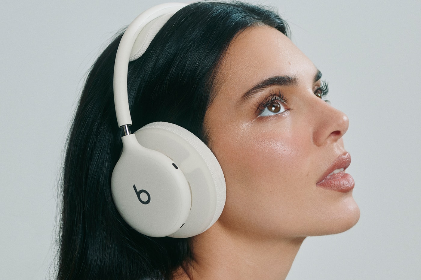 Bulut Beyazı renkli Beats 360 kulaklığı takan model