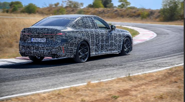 BMW 3 Serisi prototipi Miramas pistinde virajdan çıkarken