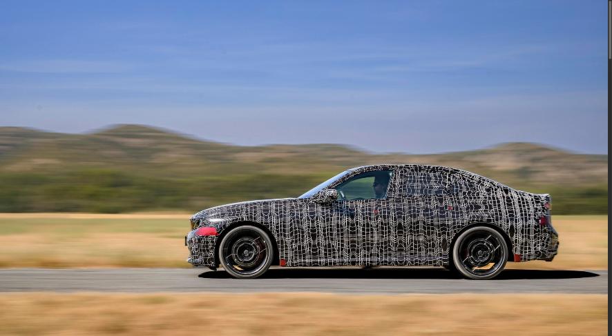 Kamuflajlı BMW 3 Serisi prototipi yan profilden hız yaparken
