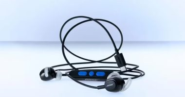 Bose kablolu kulaklık ve kablo üzerindeki kumanda ünitesi
