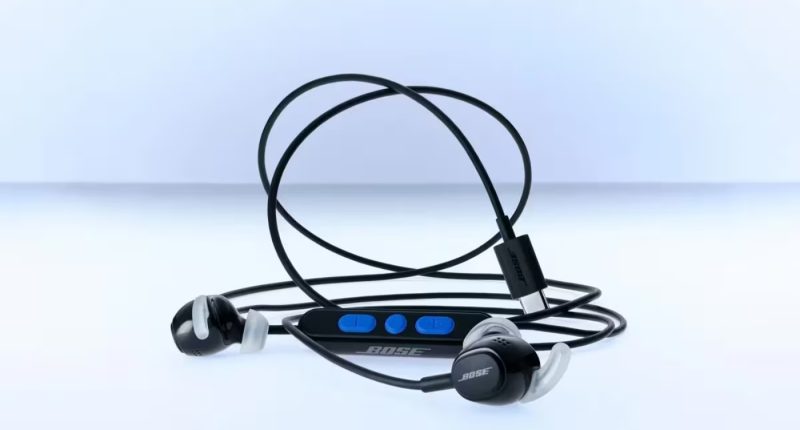 Bose kablolu kulaklık ve kablo üzerindeki kumanda ünitesi