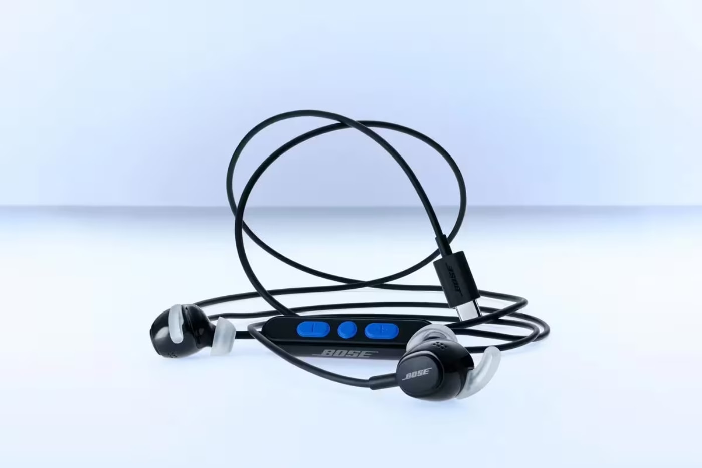 Bose kablolu kulaklık ve kablo üzerindeki kumanda ünitesi
