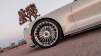 Pirelli P Zero lastikli BRABUS BODO CABRIOLET jantı çöl manzarasında