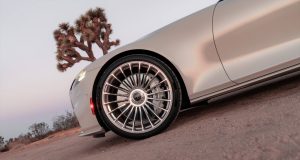 Pirelli P Zero lastikli BRABUS BODO CABRIOLET jantı çöl manzarasında