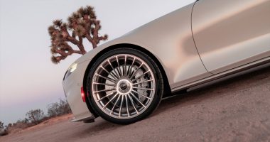 Pirelli P Zero lastikli BRABUS BODO CABRIOLET jantı çöl manzarasında