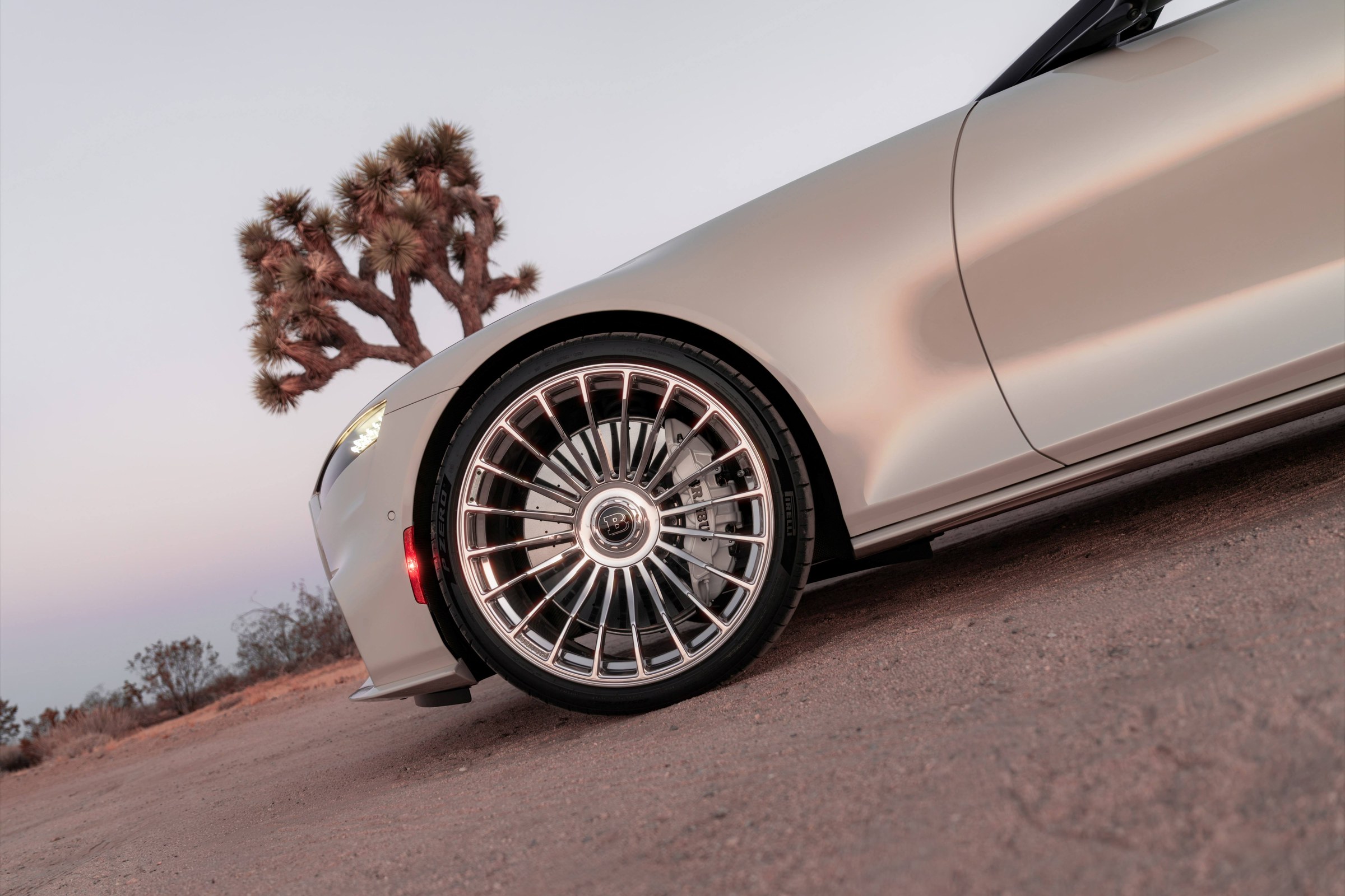 Pirelli P Zero lastikli BRABUS BODO CABRIOLET jantı çöl manzarasında