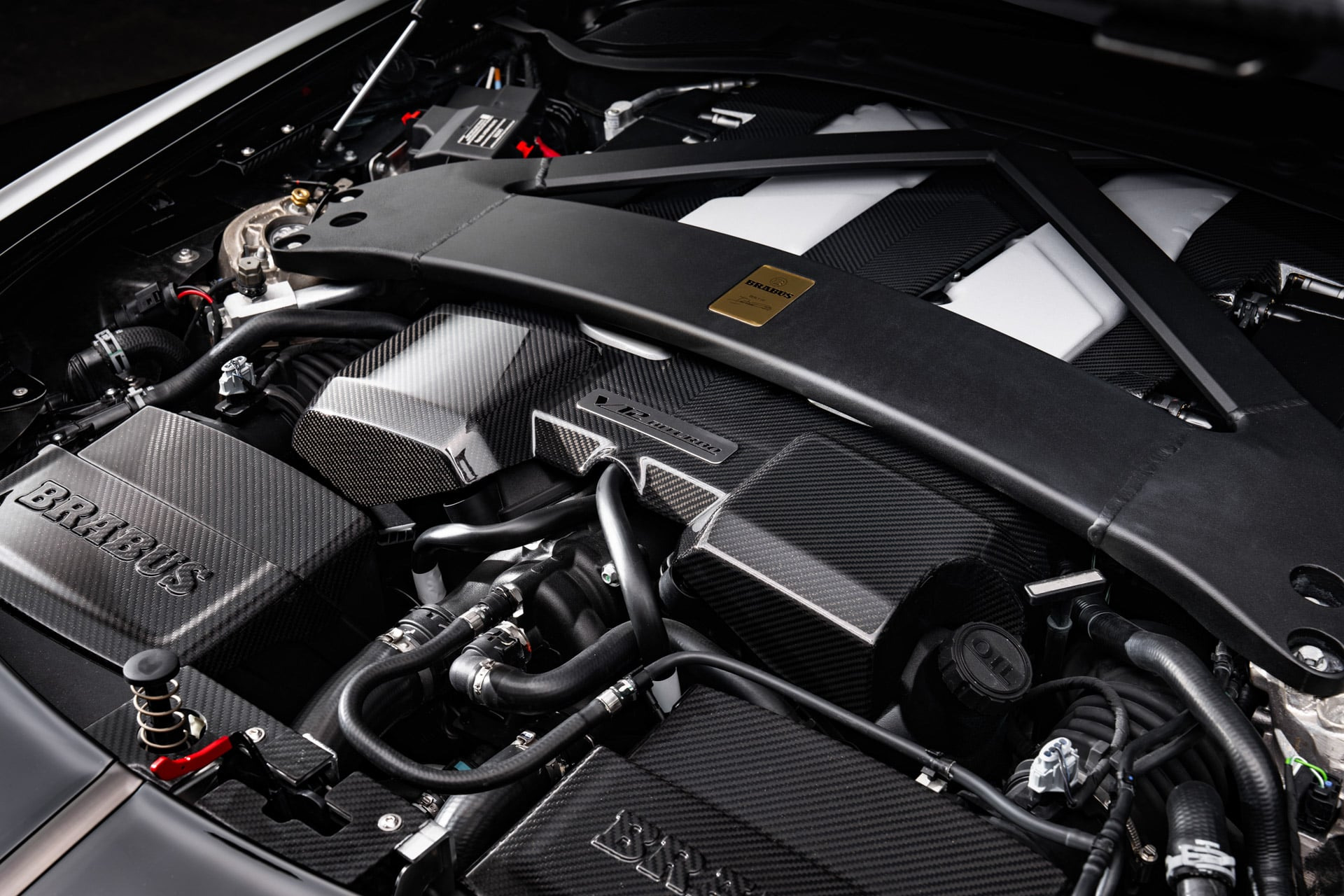 El yapımı 5,2 litrelik çift turbolu V12 motor